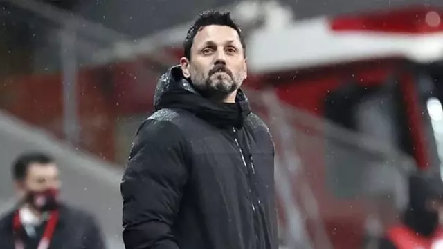 Erol Bulut'tan çarpıcı eleştiri! Derbide alınan beraberliğin faturasını futbolcularına çıkardı Erol Bulut'tan çarpıcı eleştiri! Derbide alınan beraberliğin faturasını futbolcularına çıkardı