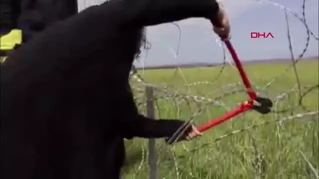 GKRY'de '11 kilometrelik öfke' dinmiyor: Dikenli teller Rum İçişleri Bakanlığı'nın kapısına örüldü GKRY'de '11 kilometrelik öfke' dinmiyor: Dikenli teller Rum İçişleri Bakanlığı'nın kapısına örüldü