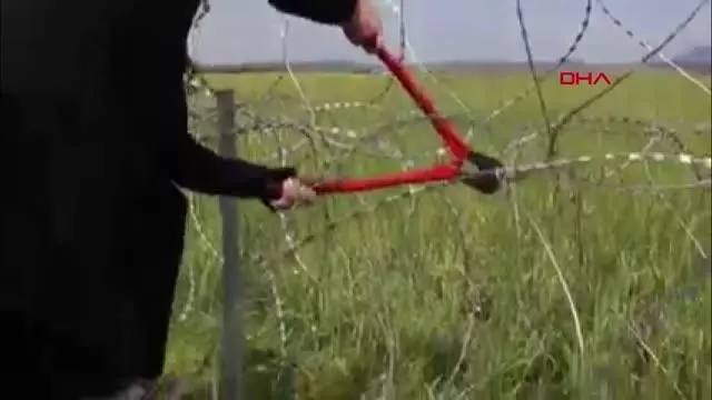 GKRY'de '11 kilometrelik öfke' dinmiyor: Dikenli teller Rum İçişleri Bakanlığı'nın kapısına örüldü GKRY'de '11 kilometrelik öfke' dinmiyor: Dikenli teller Rum İçişleri Bakanlığı'nın kapısına örüldü