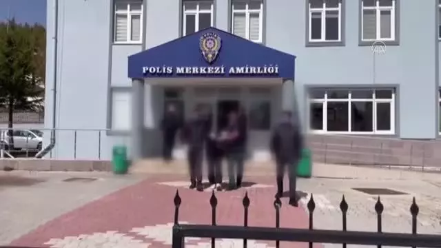 Hırsızlık amacıyla girdiği evdeki kadını boğarak öldürdüğü iddia edilen şüpheli yakalandı Hırsızlık amacıyla girdiği evdeki kadını boğarak öldürdüğü iddia edilen şüpheli yakalandı