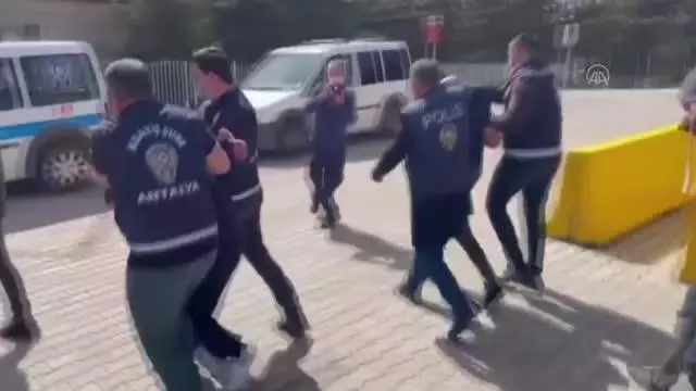 Hırsızlık amacıyla girdiği evdeki kadını boğarak öldürdüğü iddia edilen şüpheli yakalandı Hırsızlık amacıyla girdiği evdeki kadını boğarak öldürdüğü iddia edilen şüpheli yakalandı