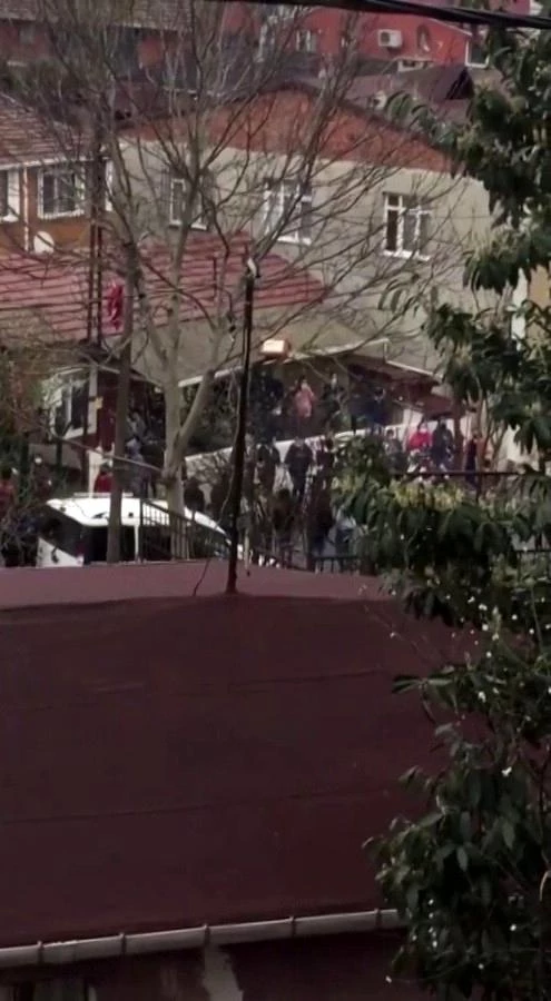 İstanbul'da pes dedirten görüntü: Korona tedbirlerini hiçe sayıp yol ortasında halay çektiler