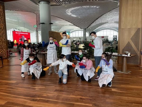 İstanbul Havalimanı'nda Down Sendromlu gençler yaptıkları kurabiyeleri yolculara ikram etti