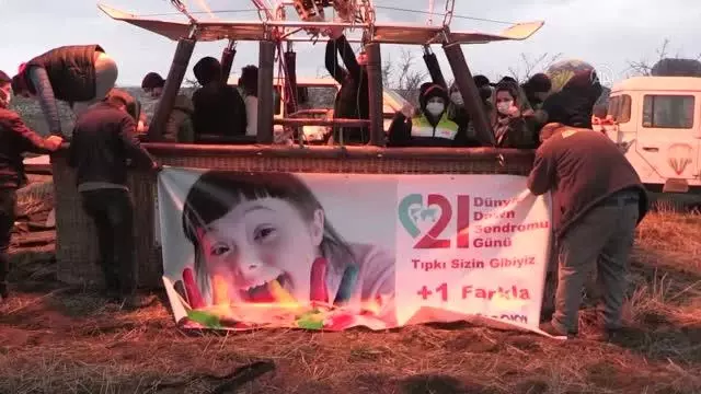 Kapadokya'da down sendromlu çocuklar sıcak hava balon turuna katıldı Kapadokya'da down sendromlu çocuklar sıcak hava balon turuna katıldı