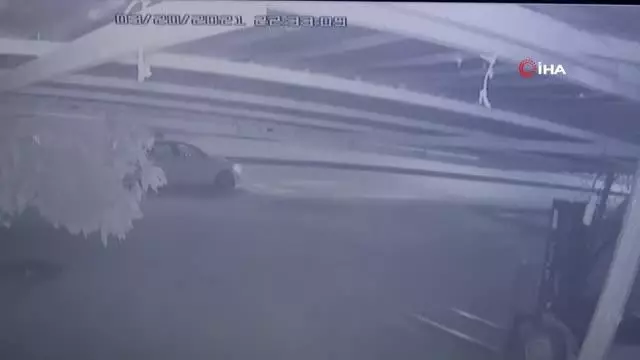 Kılıçlı saldırıda hastanelik olup baba evi kurşunlandı, saldırı anı güvenlik kamerasına yansıdı Kılıçlı saldırıda hastanelik olup baba evi kurşunlandı, saldırı anı güvenlik kamerasına yansıdı