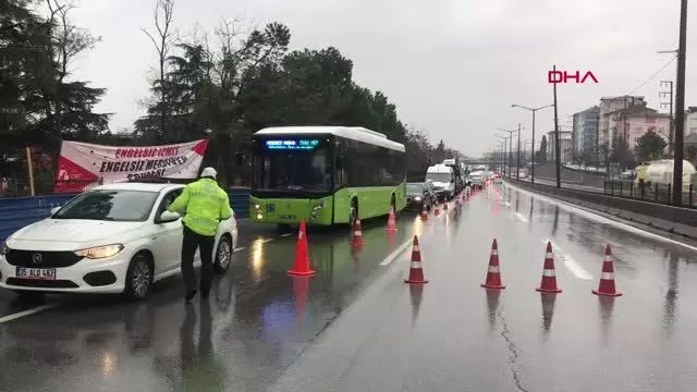 KOCAELİ Vakaların arttığı Kocaeli'de denetimler sıklaştırıldı, D-100 karayolunda yoğunluk oluştu KOCAELİ Vakaların arttığı Kocaeli'de denetimler sıklaştırıldı, D-100 karayolunda yoğunluk oluştu