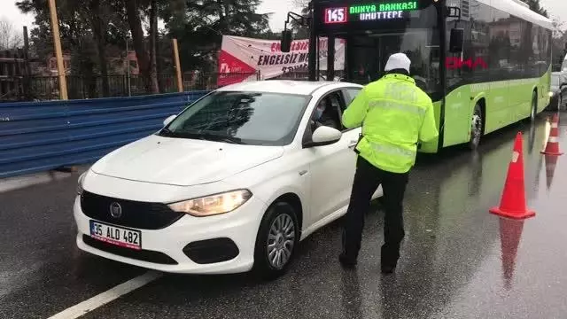 KOCAELİ Vakaların arttığı Kocaeli'de denetimler sıklaştırıldı, D-100 karayolunda yoğunluk oluştu KOCAELİ Vakaların arttığı Kocaeli'de denetimler sıklaştırıldı, D-100 karayolunda yoğunluk oluştu
