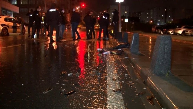 Küçükçekmece'de kaza yapan polis minibüsü yan yattı: 2 yaralı