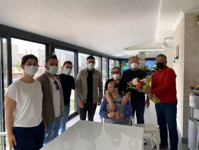 Kuşadası'nda AK Partili gençler down sendromlu çocuklarla bir araya geldi Kuşadası'nda AK Partili gençler down sendromlu çocuklarla bir araya geldi