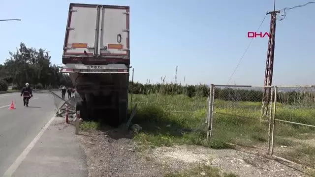 MERSİN Şoförünün direksiyon başında uyuduğu TIR köprüden düştü MERSİN Şoförünün direksiyon başında uyuduğu TIR köprüden düştü