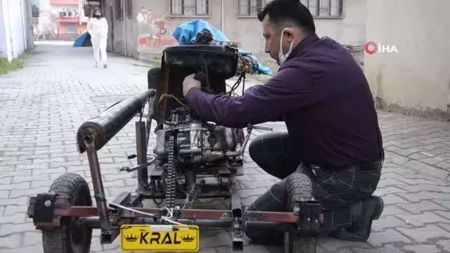Motor taktığı tahtadan arabayla tüm dikkatleri üstüne çekiyor Motor taktığı tahtadan arabayla tüm dikkatleri üstüne çekiyor