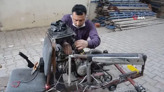 Motor taktığı tahtadan arabayla tüm dikkatleri üstüne çekiyor Motor taktığı tahtadan arabayla tüm dikkatleri üstüne çekiyor