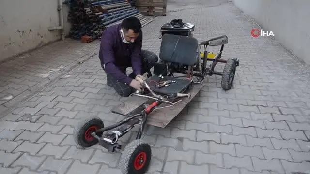 Motor taktığı tahtadan arabayla tüm dikkatleri üstüne çekiyor Motor taktığı tahtadan arabayla tüm dikkatleri üstüne çekiyor