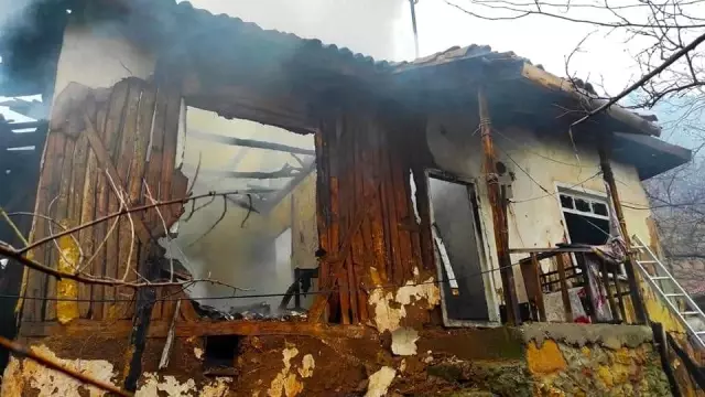 Son Dakika | Nallıhan'da ahşap ev alevlere teslim oldu Son Dakika | Nallıhan'da ahşap ev alevlere teslim oldu