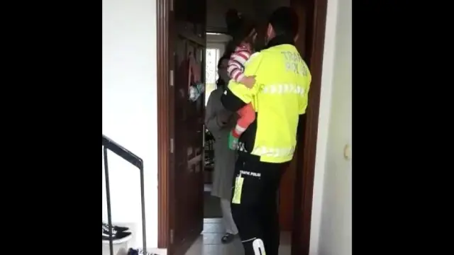 Son Dakika | 2 yaşındaki çocuk, polisin dikkati sayesinde kurtuldu Son Dakika | 2 yaşındaki çocuk, polisin dikkati sayesinde kurtuldu