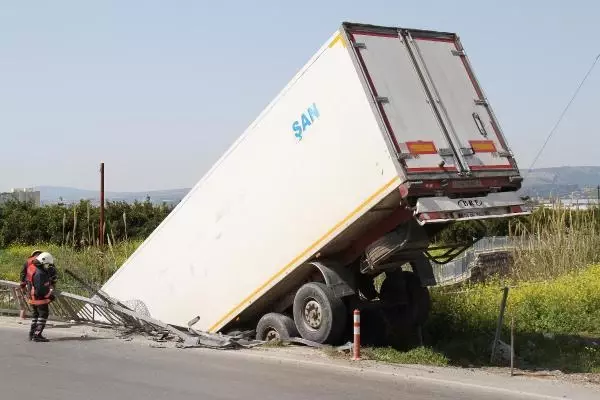 MERSİN Şoförünün direksiyon başında uyuduğu TIR köprüden düştü MERSİN Şoförünün direksiyon başında uyuduğu TIR köprüden düştü