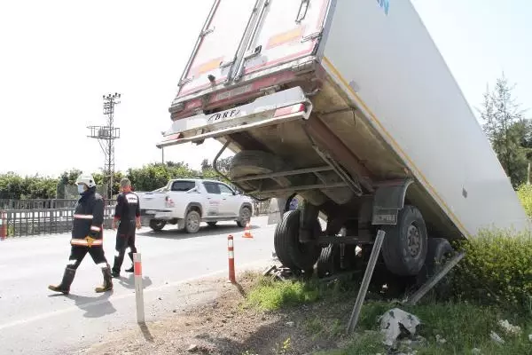 MERSİN Şoförünün direksiyon başında uyuduğu TIR köprüden düştü MERSİN Şoförünün direksiyon başında uyuduğu TIR köprüden düştü
