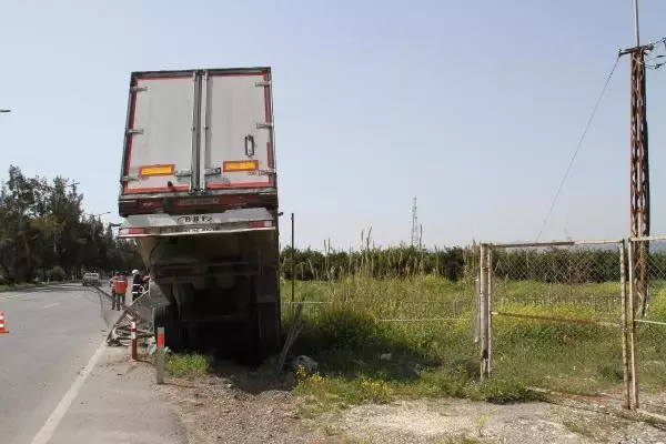 MERSİN Şoförünün direksiyon başında uyuduğu TIR köprüden düştü MERSİN Şoförünün direksiyon başında uyuduğu TIR köprüden düştü