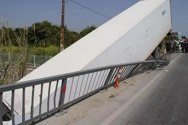 MERSİN Şoförünün direksiyon başında uyuduğu TIR köprüden düştü MERSİN Şoförünün direksiyon başında uyuduğu TIR köprüden düştü