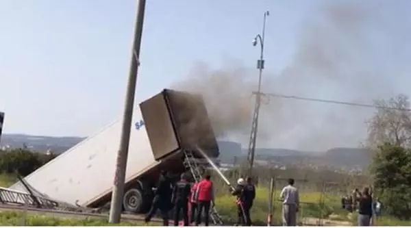 MERSİN Şoförünün direksiyon başında uyuduğu TIR köprüden düştü MERSİN Şoförünün direksiyon başında uyuduğu TIR köprüden düştü
