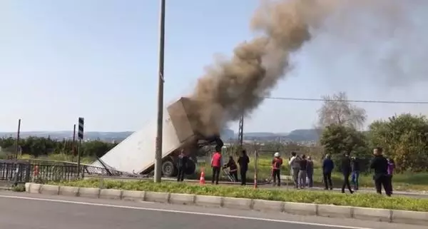 MERSİN Şoförünün direksiyon başında uyuduğu TIR köprüden düştü MERSİN Şoförünün direksiyon başında uyuduğu TIR köprüden düştü