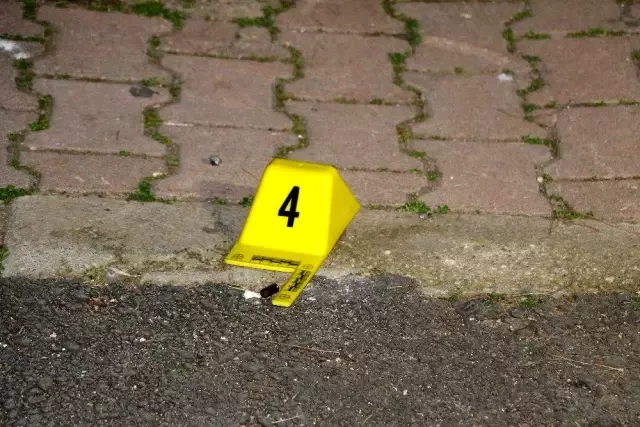 Sokak ortasında evsiz gence silahlı saldırı: 1 yaralı Sokak ortasında evsiz gence silahlı saldırı: 1 yaralı