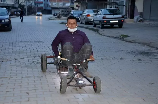 Motor taktığı tahtadan arabayla tüm dikkatleri üstüne çekiyor Motor taktığı tahtadan arabayla tüm dikkatleri üstüne çekiyor