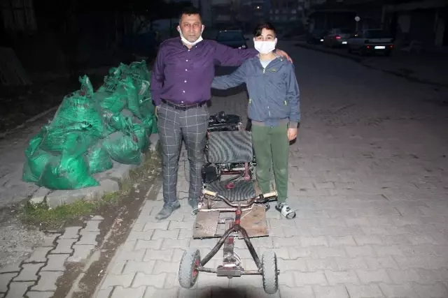 Motor taktığı tahtadan arabayla tüm dikkatleri üstüne çekiyor Motor taktığı tahtadan arabayla tüm dikkatleri üstüne çekiyor