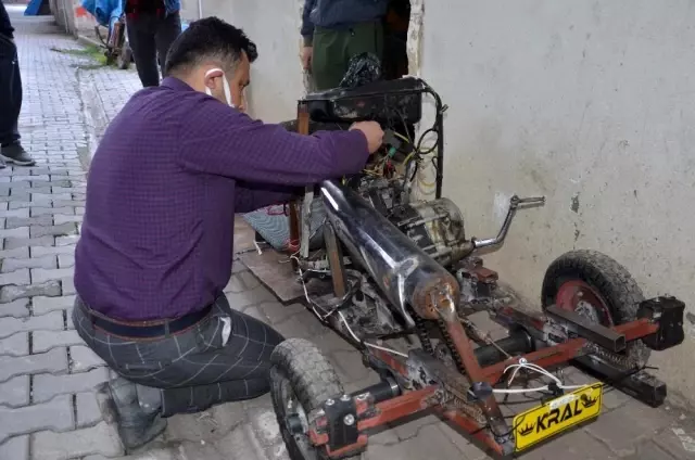 Motor taktığı tahtadan arabayla tüm dikkatleri üstüne çekiyor Motor taktığı tahtadan arabayla tüm dikkatleri üstüne çekiyor