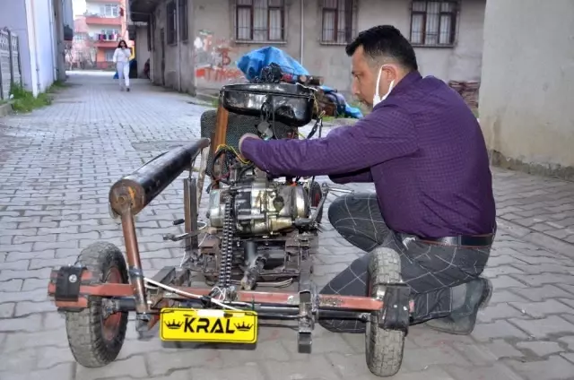 Motor taktığı tahtadan arabayla tüm dikkatleri üstüne çekiyor Motor taktığı tahtadan arabayla tüm dikkatleri üstüne çekiyor