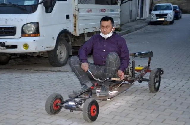 Motor taktığı tahtadan arabayla tüm dikkatleri üstüne çekiyor Motor taktığı tahtadan arabayla tüm dikkatleri üstüne çekiyor