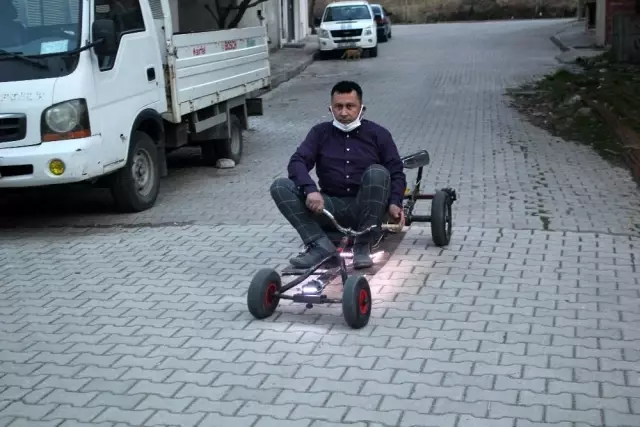 Motor taktığı tahtadan arabayla tüm dikkatleri üstüne çekiyor Motor taktığı tahtadan arabayla tüm dikkatleri üstüne çekiyor