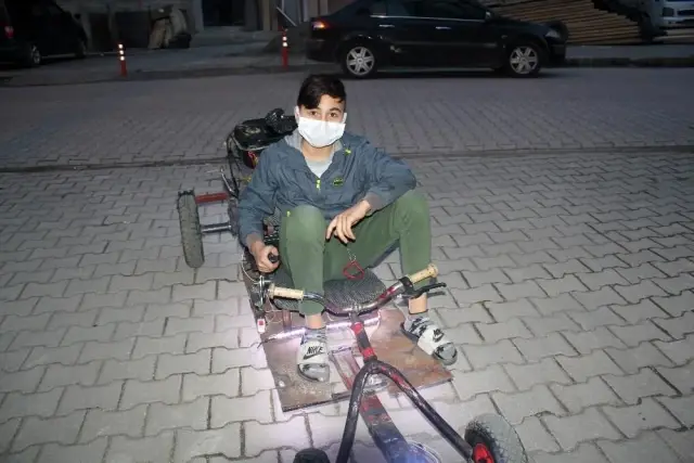 Motor taktığı tahtadan arabayla tüm dikkatleri üstüne çekiyor Motor taktığı tahtadan arabayla tüm dikkatleri üstüne çekiyor