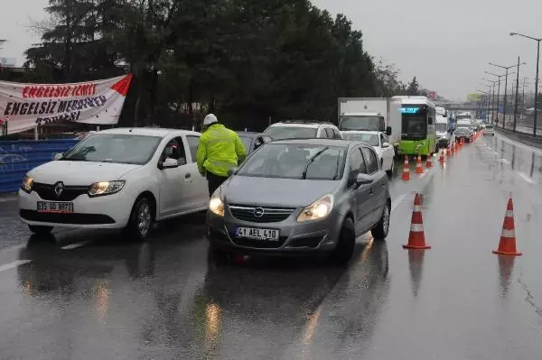 KOCAELİ Vakaların arttığı Kocaeli'de denetimler sıklaştırıldı, D-100 karayolunda yoğunluk oluştu KOCAELİ Vakaların arttığı Kocaeli'de denetimler sıklaştırıldı, D-100 karayolunda yoğunluk oluştu