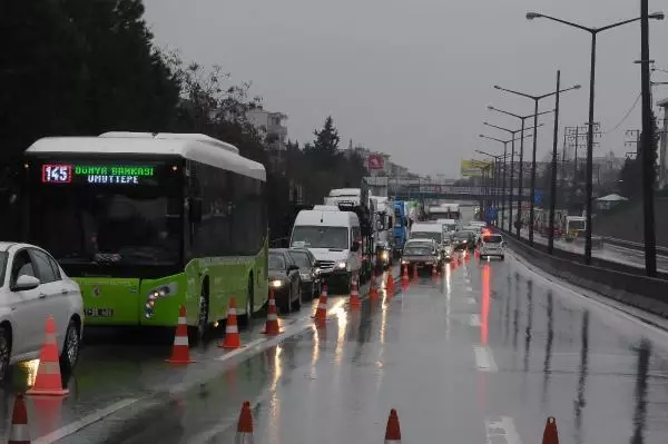 KOCAELİ Vakaların arttığı Kocaeli'de denetimler sıklaştırıldı, D-100 karayolunda yoğunluk oluştu KOCAELİ Vakaların arttığı Kocaeli'de denetimler sıklaştırıldı, D-100 karayolunda yoğunluk oluştu