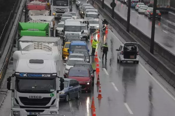 KOCAELİ Vakaların arttığı Kocaeli'de denetimler sıklaştırıldı, D-100 karayolunda yoğunluk oluştu KOCAELİ Vakaların arttığı Kocaeli'de denetimler sıklaştırıldı, D-100 karayolunda yoğunluk oluştu