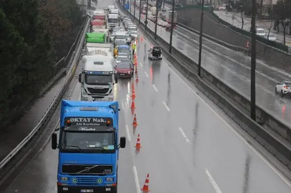 KOCAELİ Vakaların arttığı Kocaeli'de denetimler sıklaştırıldı, D-100 karayolunda yoğunluk oluştu KOCAELİ Vakaların arttığı Kocaeli'de denetimler sıklaştırıldı, D-100 karayolunda yoğunluk oluştu