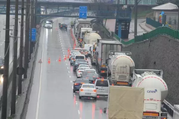 KOCAELİ Vakaların arttığı Kocaeli'de denetimler sıklaştırıldı, D-100 karayolunda yoğunluk oluştu KOCAELİ Vakaların arttığı Kocaeli'de denetimler sıklaştırıldı, D-100 karayolunda yoğunluk oluştu