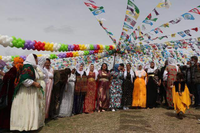 Van'daki Nevruz kutlamalarında korku dolu anlar! Ateş bir anda parladı, birçok kişi yanma tehlikesi atlattı