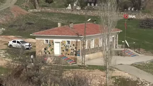 Vefakar öğretmenler köy okulunu boyayıp öğrencilerin yüreklerine dokundu Vefakar öğretmenler köy okulunu boyayıp öğrencilerin yüreklerine dokundu