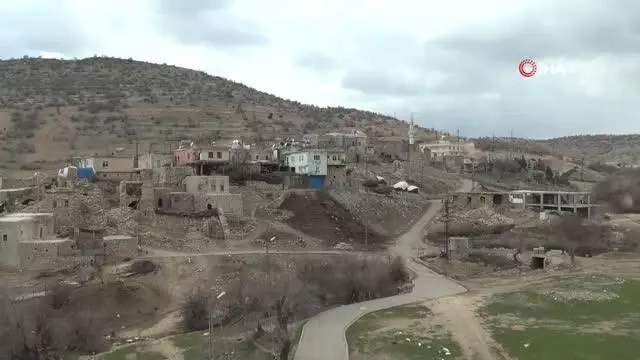 Vefakar öğretmenler köy okulunu boyayıp öğrencilerin yüreklerine dokundu Vefakar öğretmenler köy okulunu boyayıp öğrencilerin yüreklerine dokundu