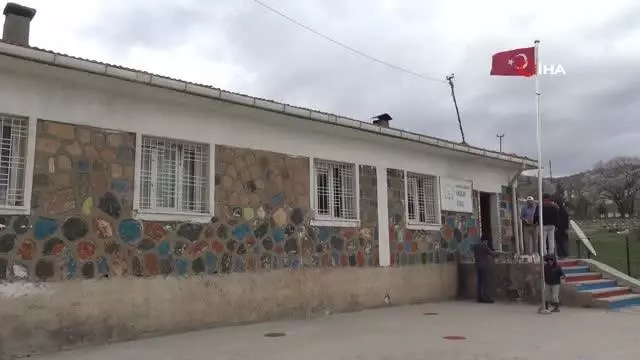 Vefakar öğretmenler köy okulunu boyayıp öğrencilerin yüreklerine dokundu Vefakar öğretmenler köy okulunu boyayıp öğrencilerin yüreklerine dokundu