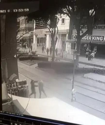Son dakika haber! Birlikte yürüdüğü şahsa yerden aldığı şişeyle öldüresiye saldırdı, o anlar kameraya böyle yansıdı Son dakika haber! Birlikte yürüdüğü şahsa yerden aldığı şişeyle öldüresiye saldırdı, o anlar kameraya böyle yansıdı
