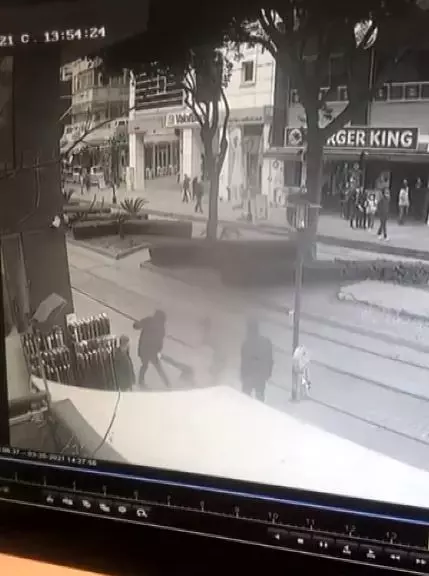 Son dakika haber! Birlikte yürüdüğü şahsa yerden aldığı şişeyle öldüresiye saldırdı, o anlar kameraya böyle yansıdı Son dakika haber! Birlikte yürüdüğü şahsa yerden aldığı şişeyle öldüresiye saldırdı, o anlar kameraya böyle yansıdı