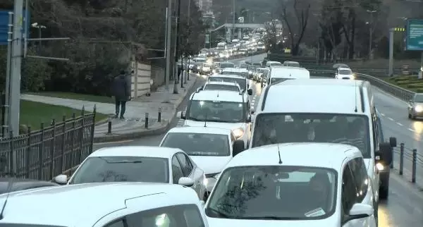 İstanbul'da sokağa çıkma kısıtlamasının sona ermesiyle trafik yoğunluğu arttı İstanbul'da sokağa çıkma kısıtlamasının sona ermesiyle trafik yoğunluğu arttı