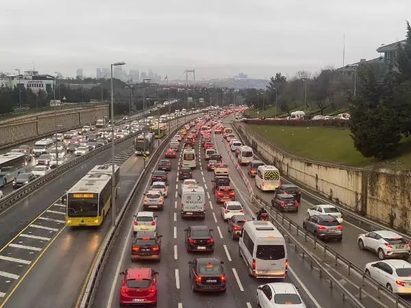 İstanbul'da sokağa çıkma kısıtlamasının sona ermesiyle trafik yoğunluğu arttı İstanbul'da sokağa çıkma kısıtlamasının sona ermesiyle trafik yoğunluğu arttı