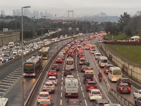 İstanbul'da sokağa çıkma kısıtlamasının sona ermesiyle trafik yoğunluğu arttı İstanbul'da sokağa çıkma kısıtlamasının sona ermesiyle trafik yoğunluğu arttı