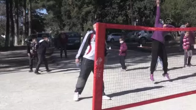 70 yaşındaki badmintoncu dünya şampiyonu olabilmek için ter döküyor 70 yaşındaki badmintoncu dünya şampiyonu olabilmek için ter döküyor