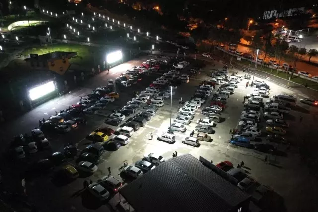 Açık havada derbi keyfine yoğun ilgi Açık havada derbi keyfine yoğun ilgi