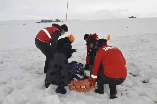 AFAD, Ağrı'da eğitim verdiği gönüllülerle çığ tatbikatı yaptı AFAD, Ağrı'da eğitim verdiği gönüllülerle çığ tatbikatı yaptı